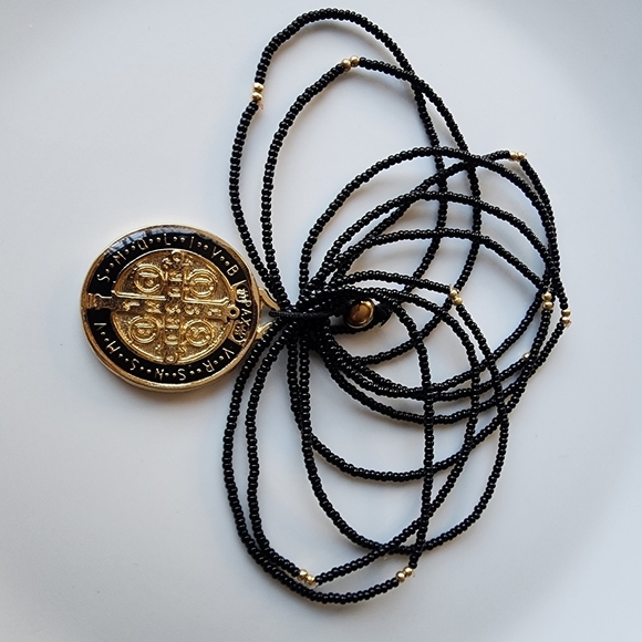 Elegant Black and Gold Pendant Necklace - Picture 4 of 5